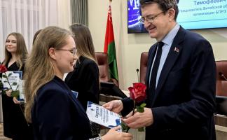 В Витебском медуниверситете первокурсникам вручили профсоюзные билеты и свидетельства о назначении стипендий студентам-активистам